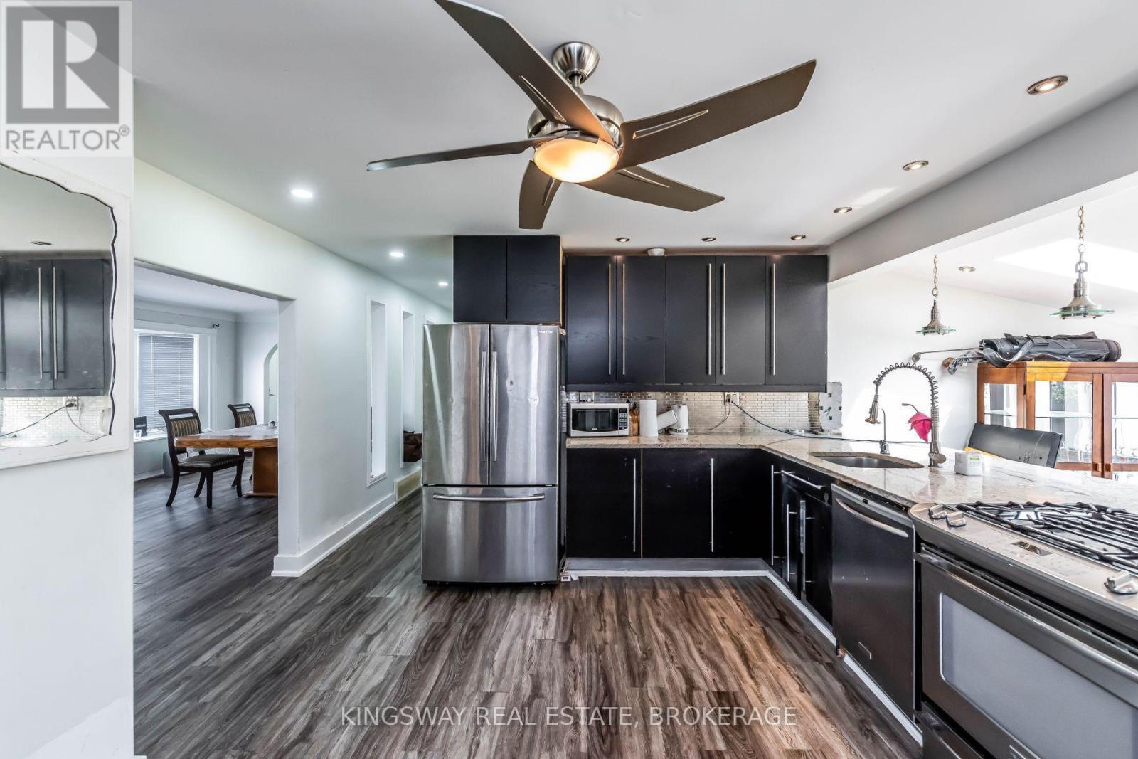 556 Barton Street E, Hamilton, ON - Indoor Photo Showing Kitchen With Upgraded Kitchen
