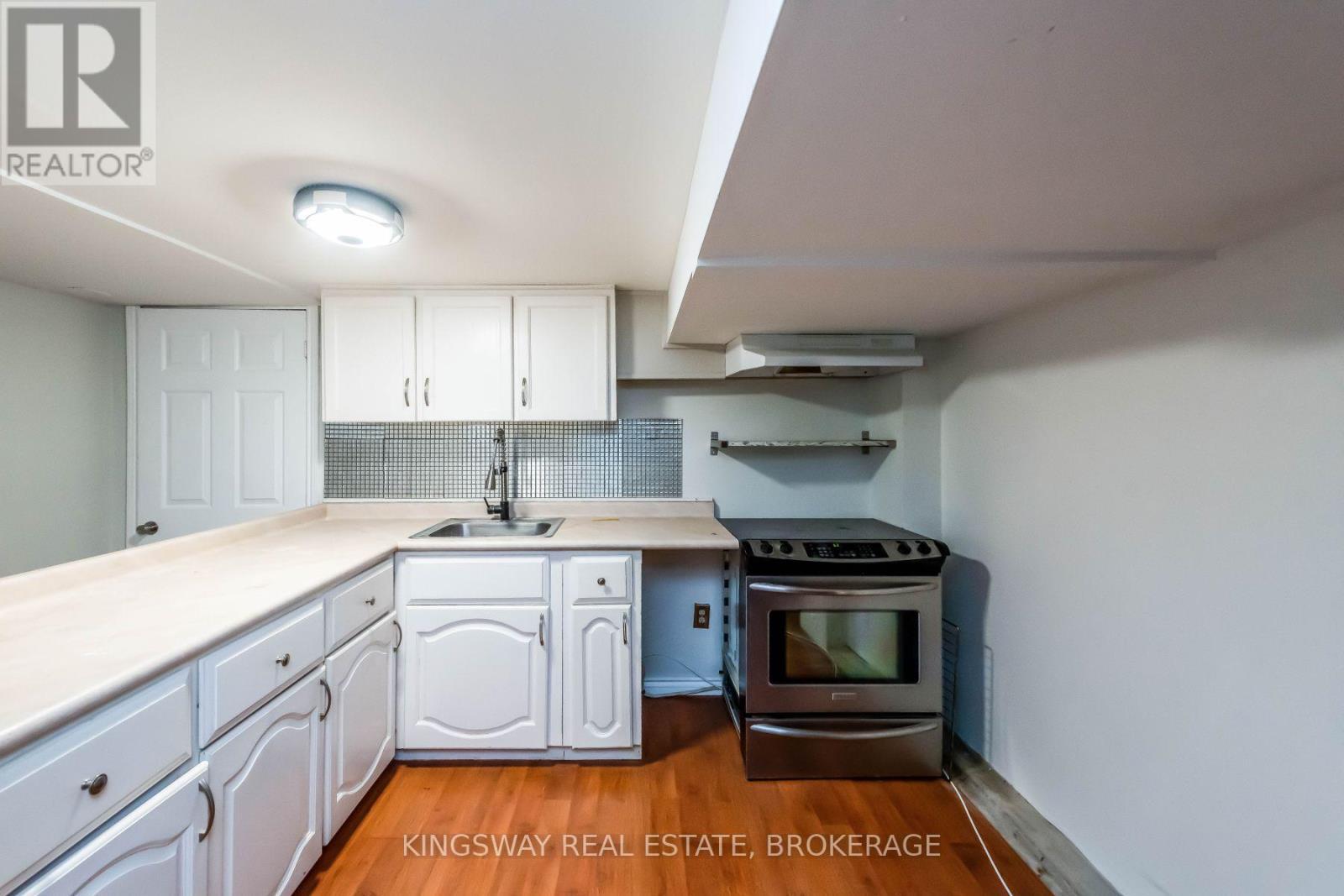 556 Barton Street E, Hamilton, ON - Indoor Photo Showing Kitchen
