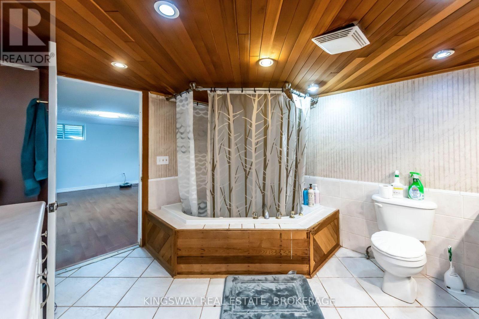 556 Barton Street E, Hamilton, ON - Indoor Photo Showing Bathroom