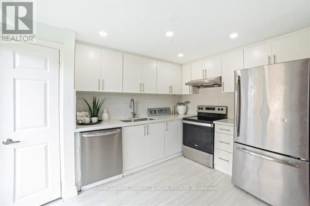 733 Parkview Crescent, Cambridge, ON - Indoor Photo Showing Kitchen With Double Sink