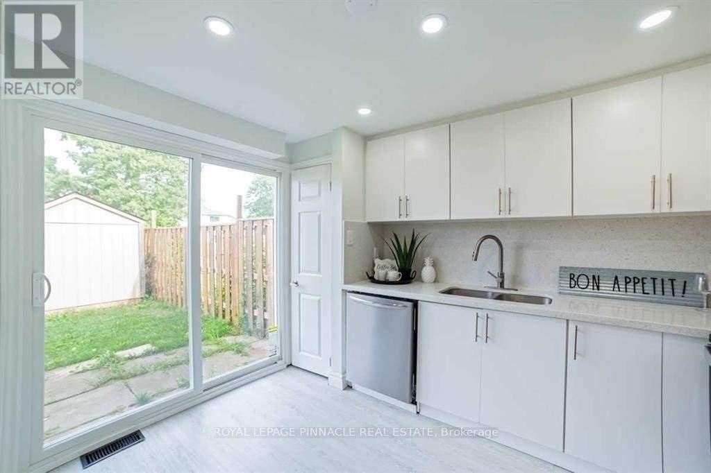 733 Parkview Crescent, Cambridge, ON - Indoor Photo Showing Kitchen With Double Sink
