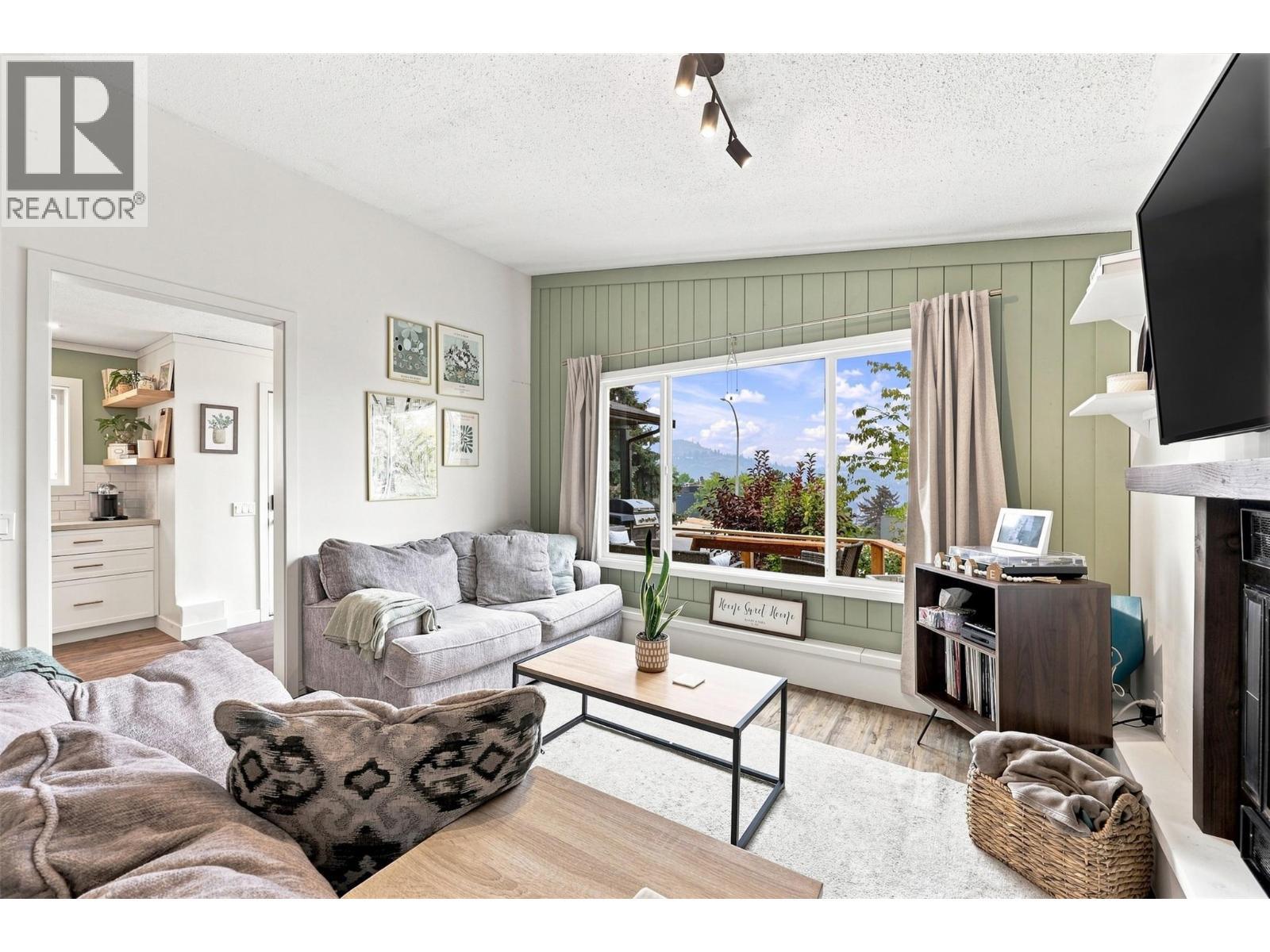 1979 Harrison Way, Kamloops, BC - Indoor Photo Showing Living Room With Fireplace