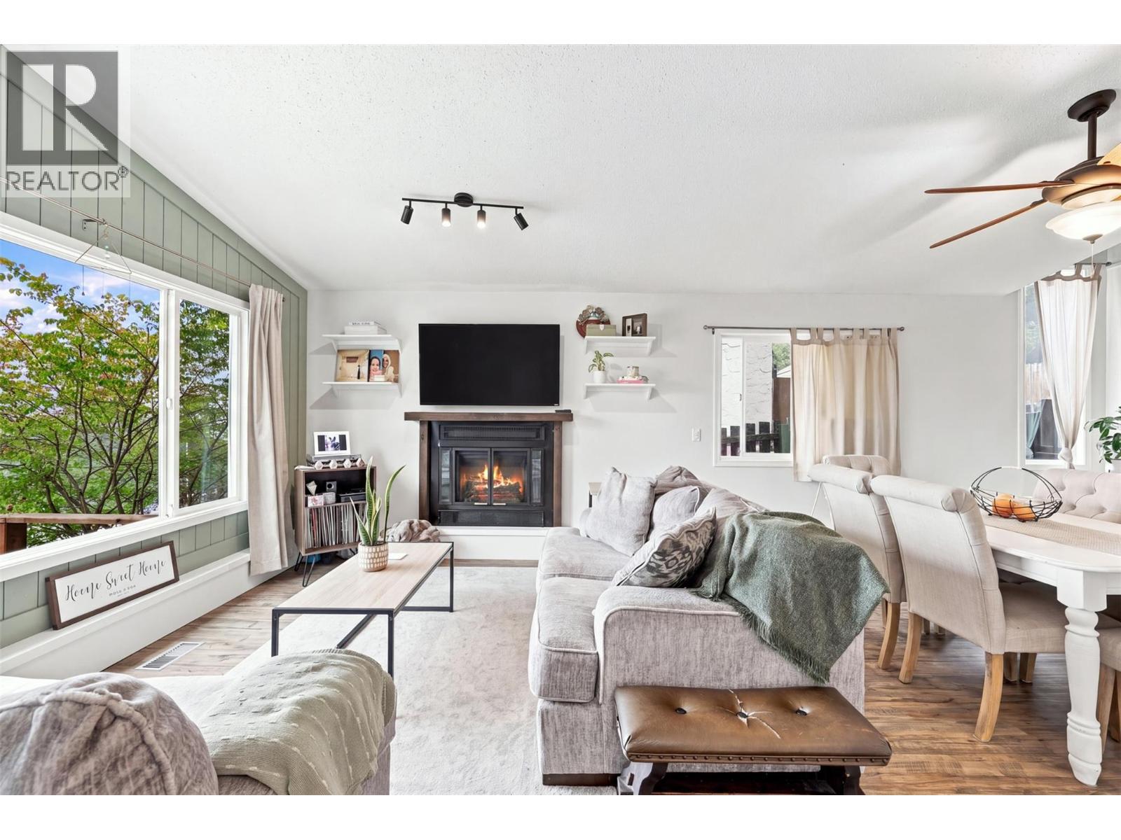1979 Harrison Way, Kamloops, BC - Indoor Photo Showing Living Room With Fireplace