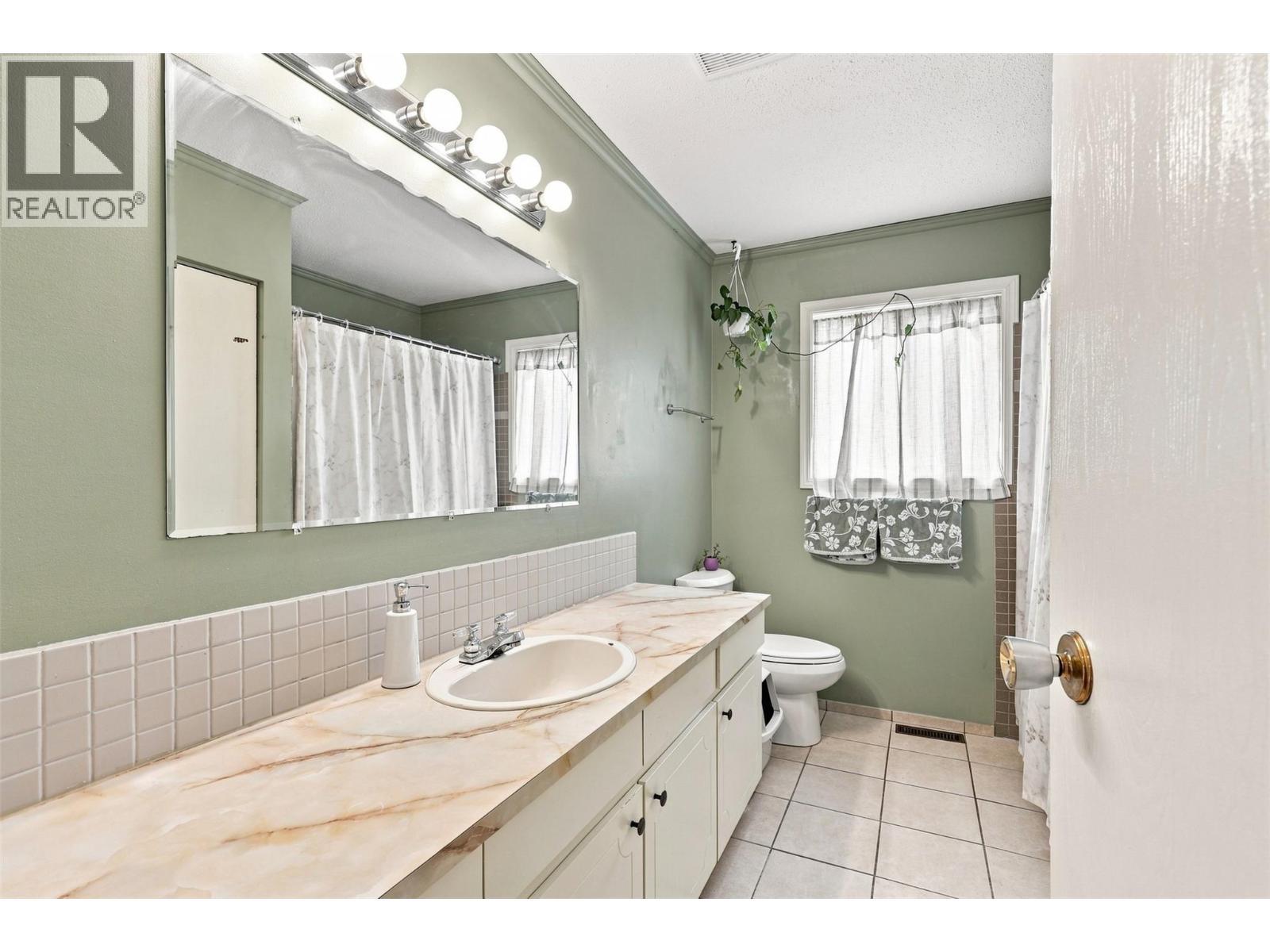 1979 Harrison Way, Kamloops, BC - Indoor Photo Showing Bathroom