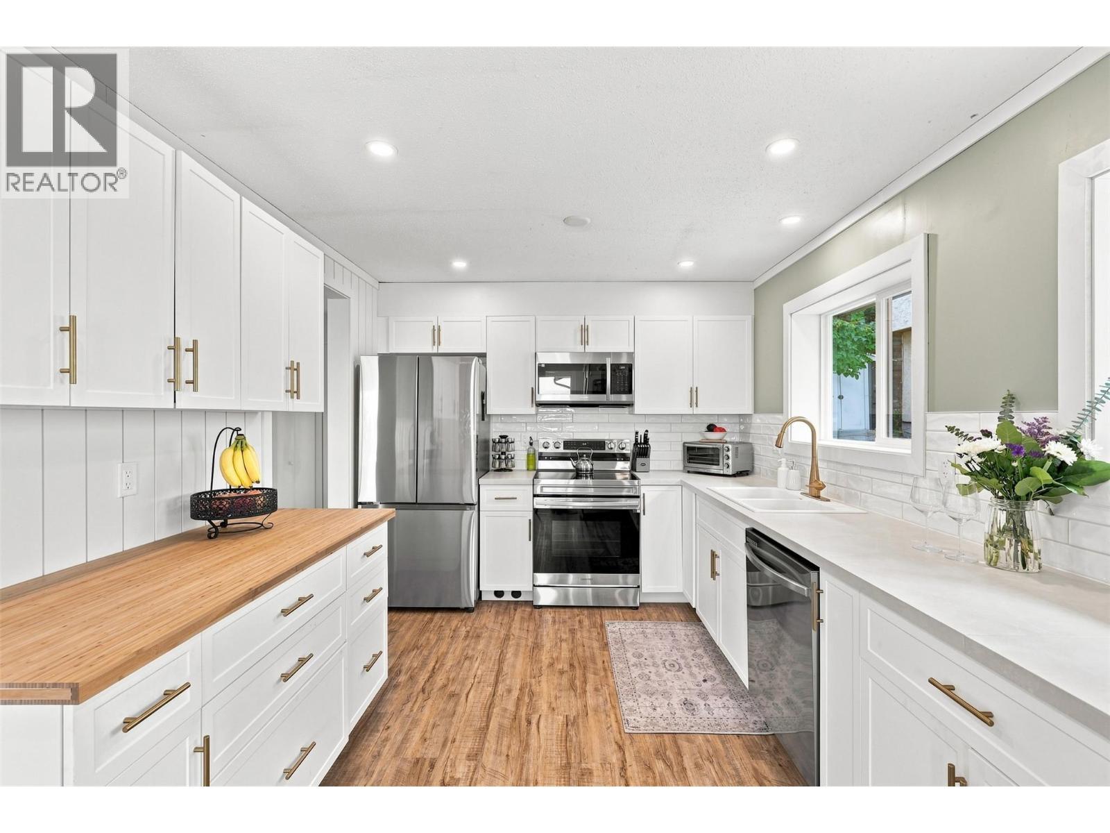 1979 Harrison Way, Kamloops, BC - Indoor Photo Showing Kitchen With Stainless Steel Kitchen With Upgraded Kitchen