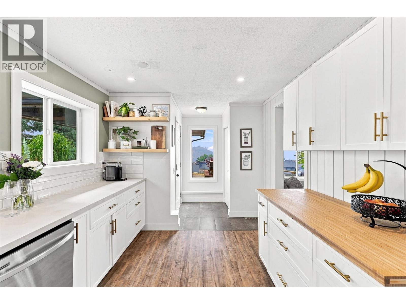 1979 Harrison Way, Kamloops, BC - Indoor Photo Showing Kitchen