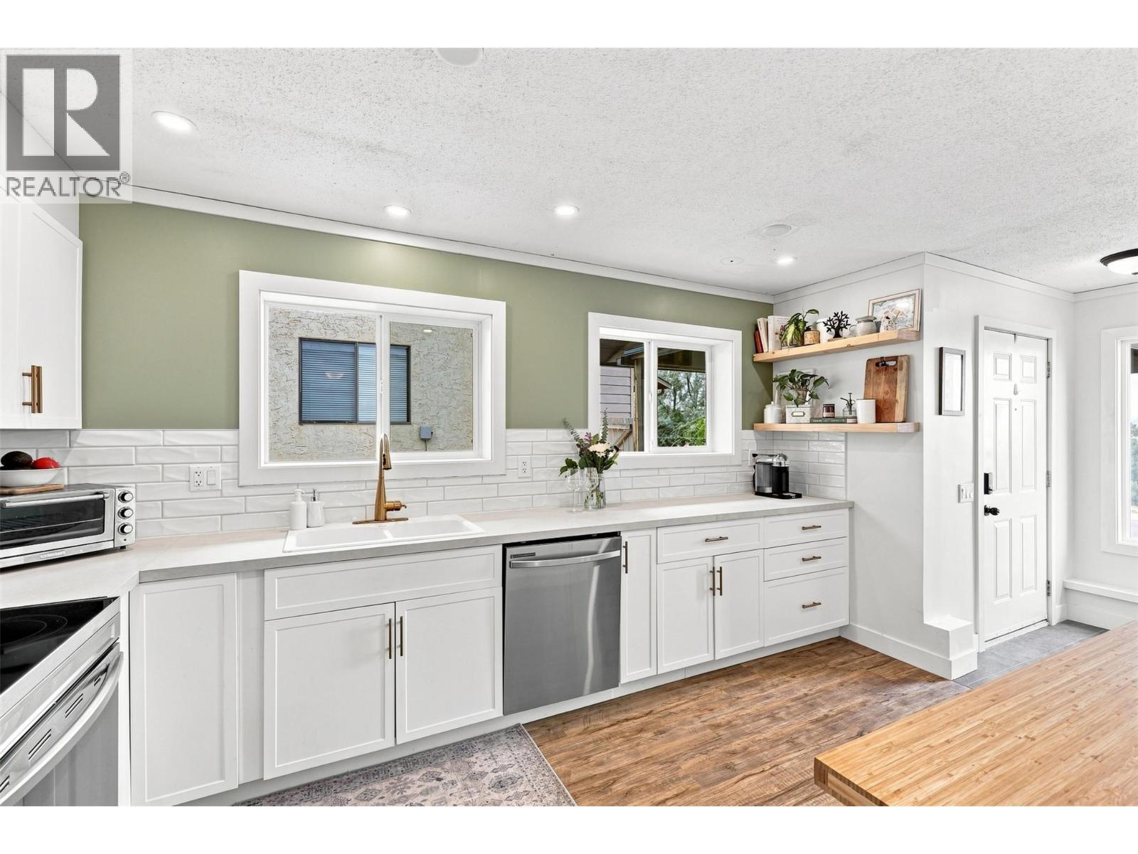 1979 Harrison Way, Kamloops, BC - Indoor Photo Showing Kitchen