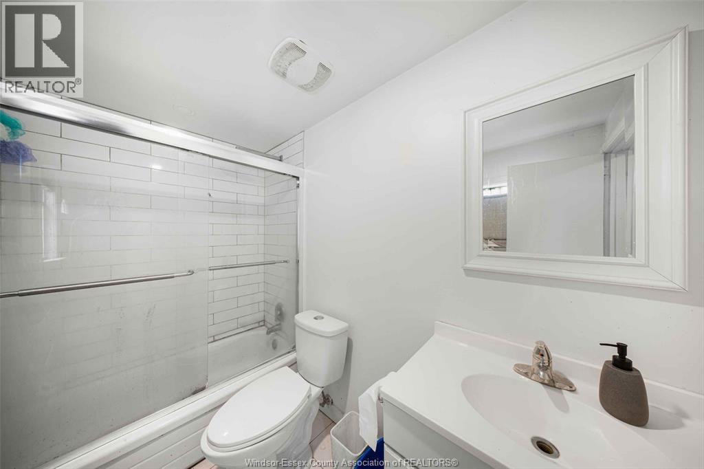 771 Chilver Road, Windsor, ON - Indoor Photo Showing Bathroom