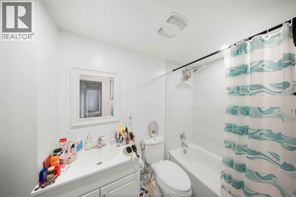 771 Chilver Road, Windsor, ON - Indoor Photo Showing Bathroom
