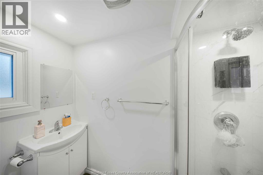 771 Chilver Road, Windsor, ON - Indoor Photo Showing Bathroom