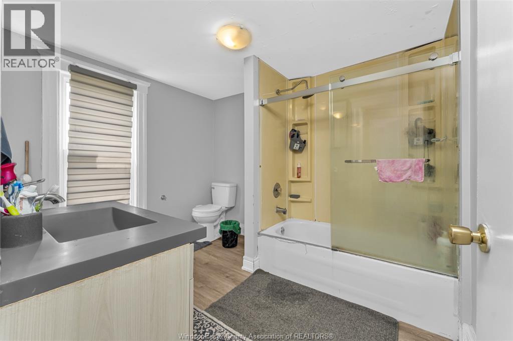 421 Elm Avenue, Windsor, ON - Indoor Photo Showing Bathroom