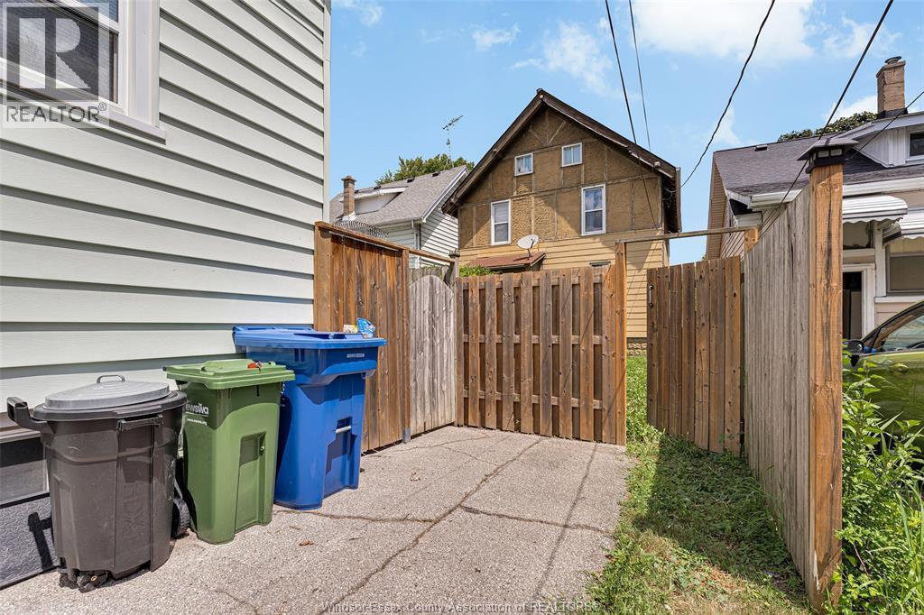 421 Elm Avenue, Windsor, ON - Outdoor With Exterior
