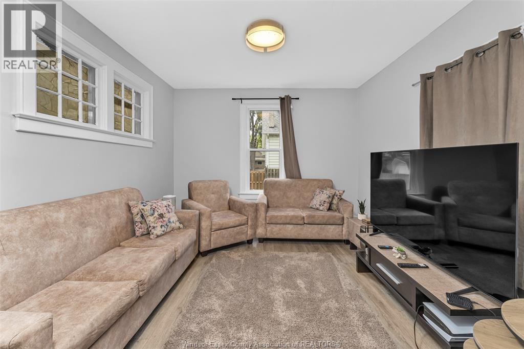 421 Elm Avenue, Windsor, ON - Indoor Photo Showing Living Room