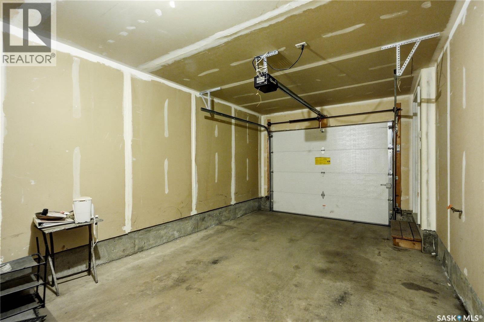 52 118 Pawlychenko Lane, Saskatoon, SK - Indoor Photo Showing Garage