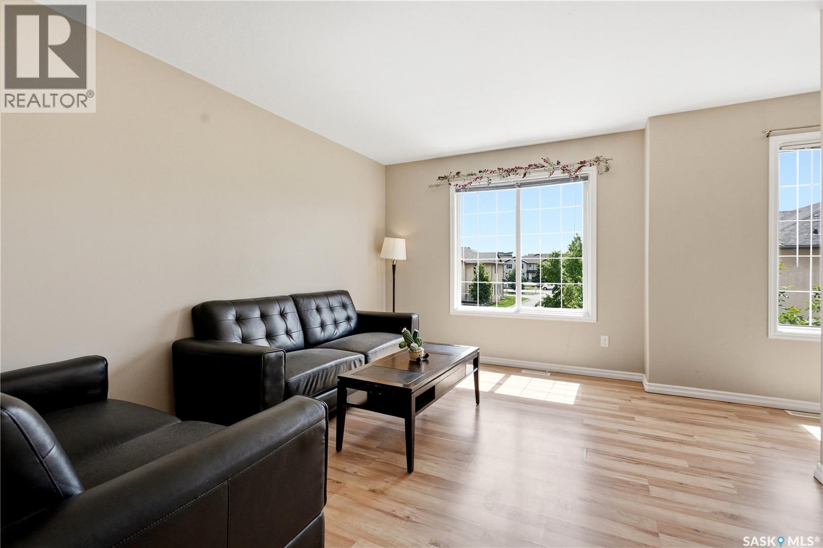 52 118 Pawlychenko Lane, Saskatoon, SK - Indoor Photo Showing Living Room