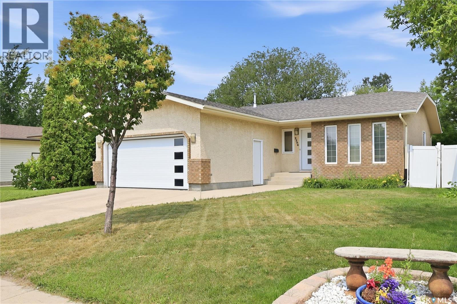 2206 Assiniboine Avenue E, Regina, SK - Outdoor