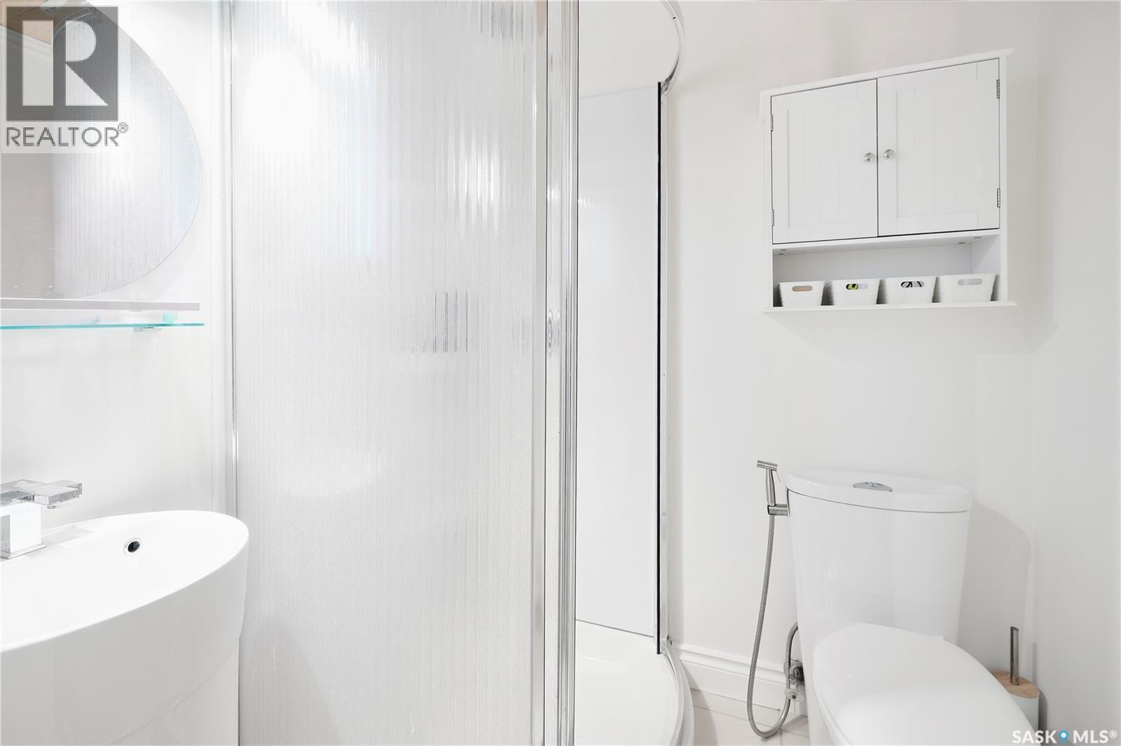 2206 Assiniboine Avenue E, Regina, SK - Indoor Photo Showing Bathroom