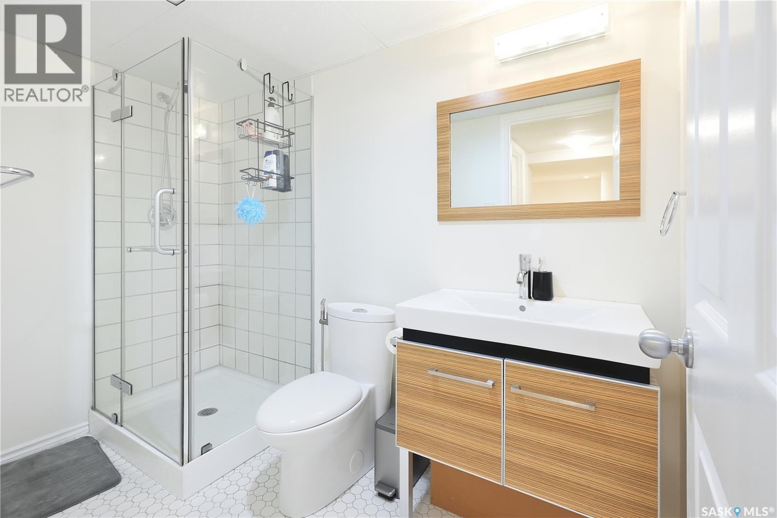 2206 Assiniboine Avenue E, Regina, SK - Indoor Photo Showing Bathroom