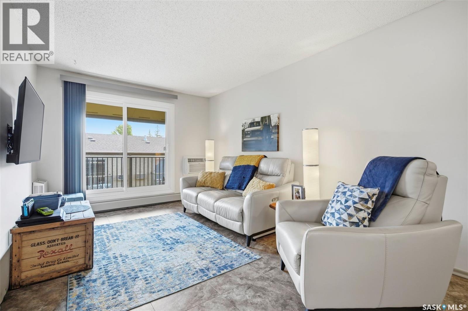 40 4219 Degeer Street, Saskatoon, SK - Indoor Photo Showing Living Room