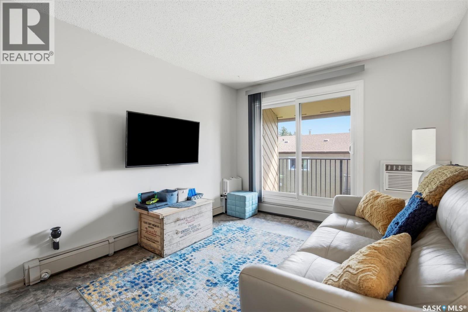 40 4219 Degeer Street, Saskatoon, SK - Indoor Photo Showing Living Room