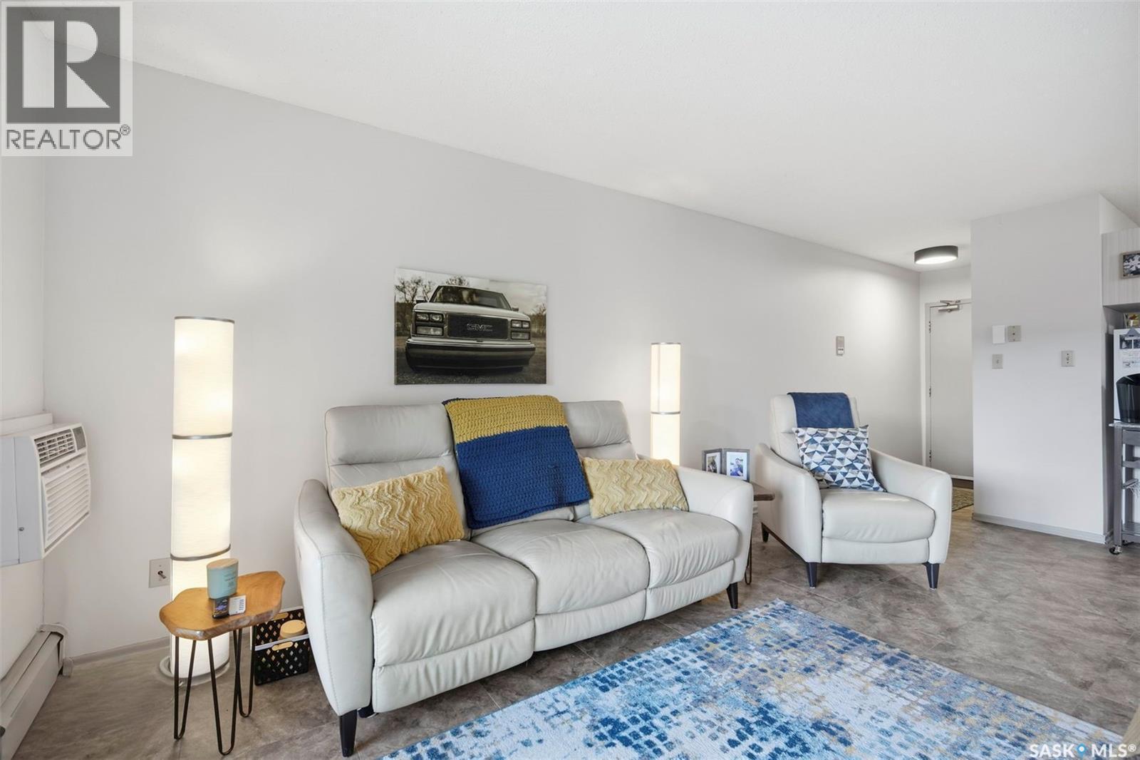 40 4219 Degeer Street, Saskatoon, SK - Indoor Photo Showing Living Room