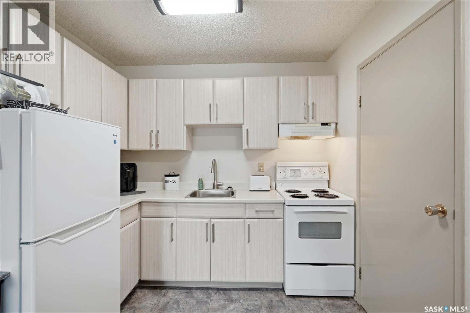 40 4219 Degeer Street, Saskatoon, SK - Indoor Photo Showing Kitchen