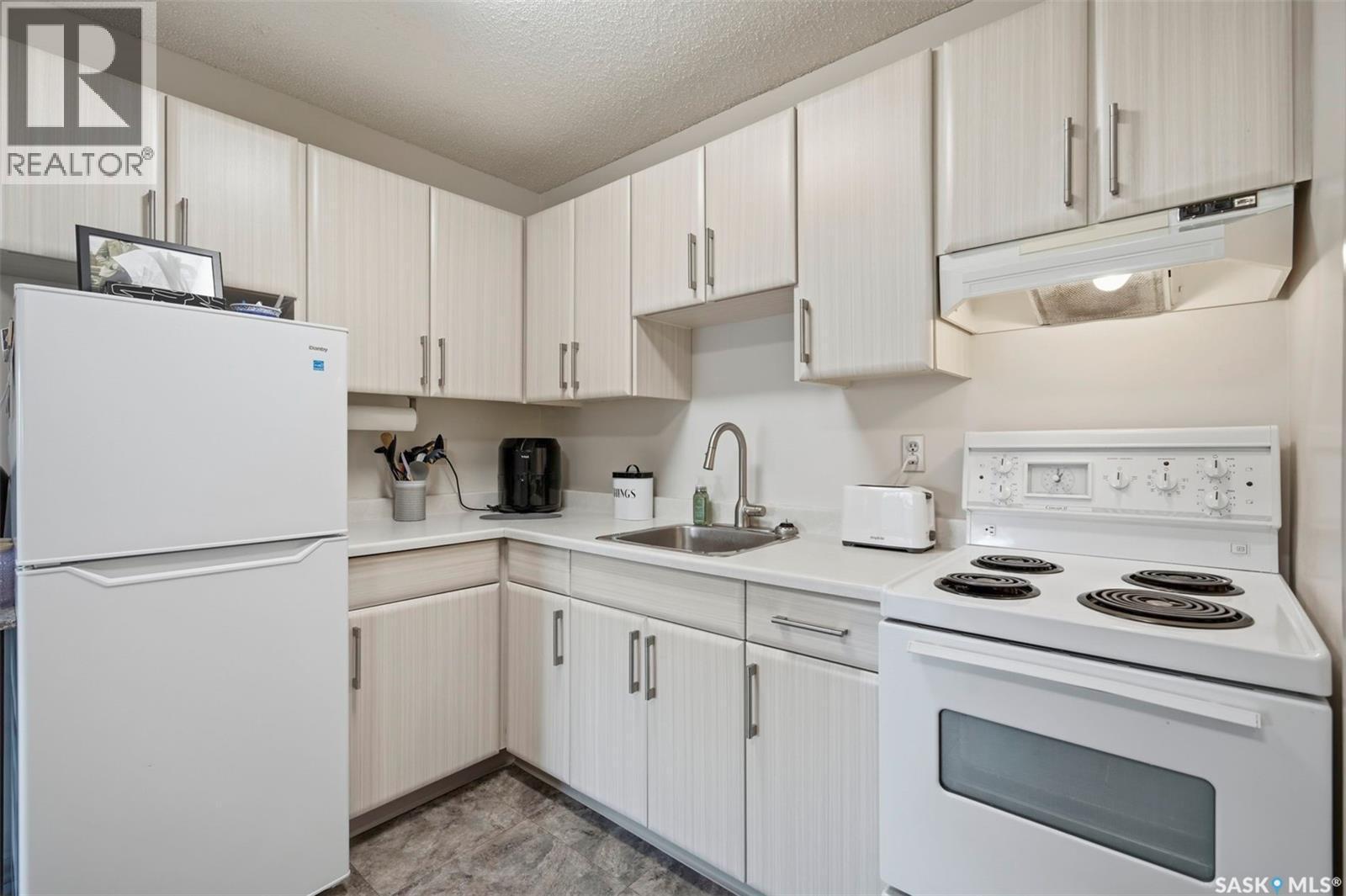 40 4219 Degeer Street, Saskatoon, SK - Indoor Photo Showing Kitchen