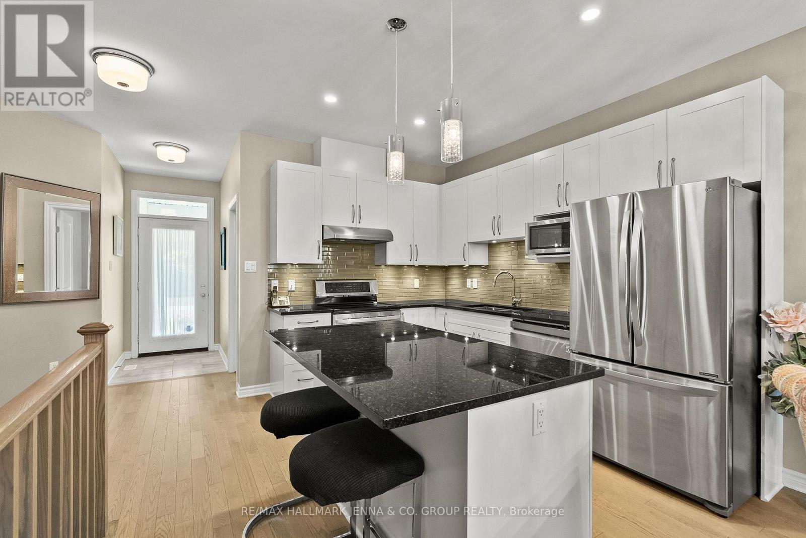 540 Silverbell Crescent, Ottawa, ON - Indoor Photo Showing Kitchen With Upgraded Kitchen