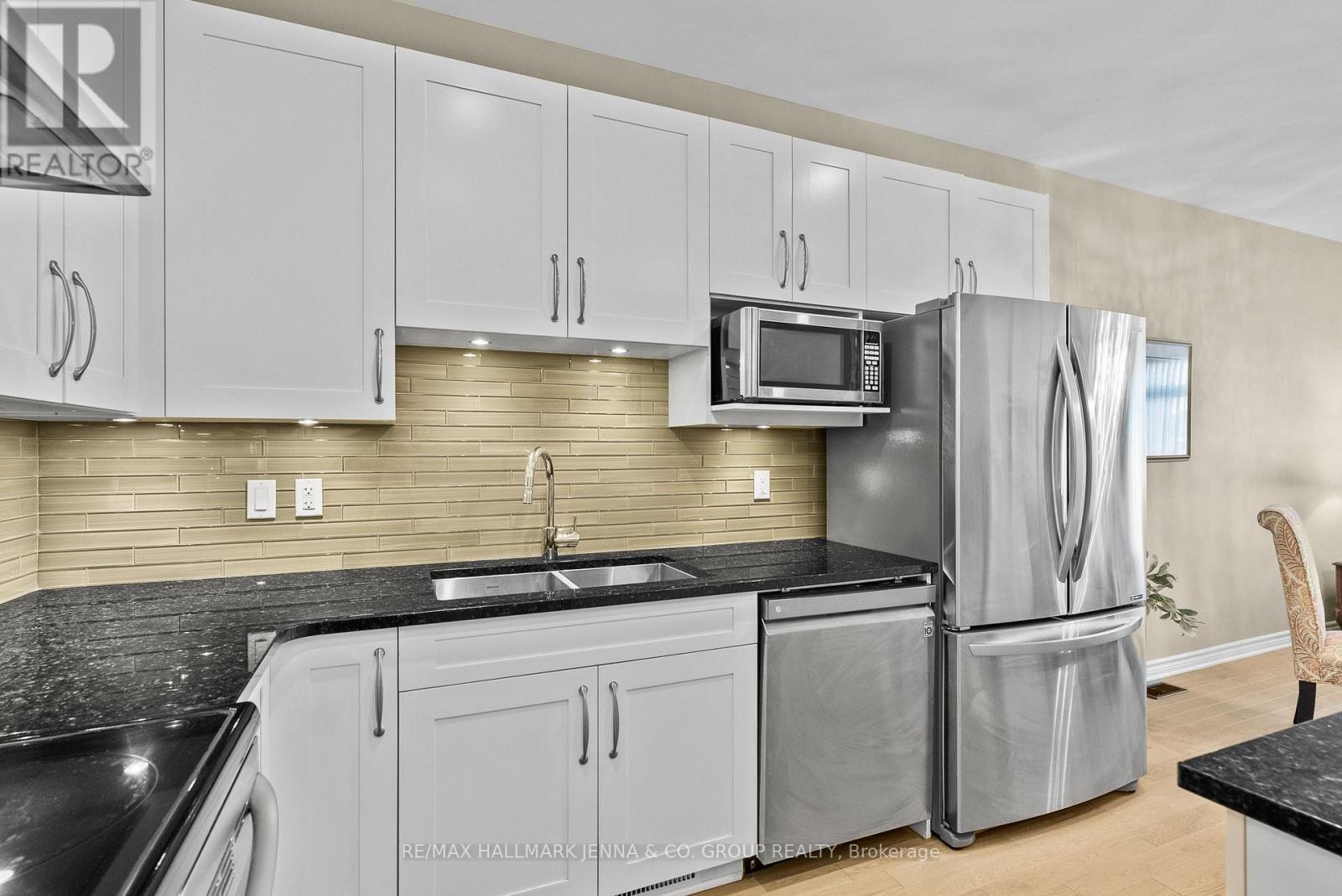 540 Silverbell Crescent, Ottawa, ON - Indoor Photo Showing Kitchen With Double Sink With Upgraded Kitchen