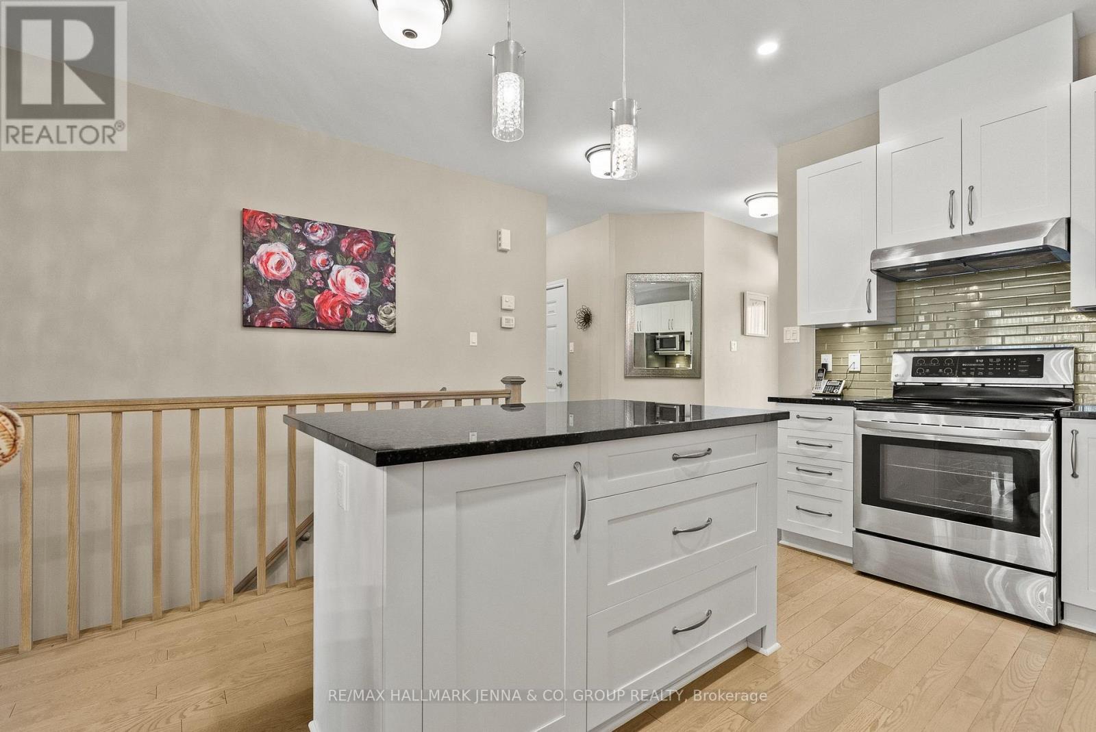 540 Silverbell Crescent, Ottawa, ON - Indoor Photo Showing Kitchen With Upgraded Kitchen