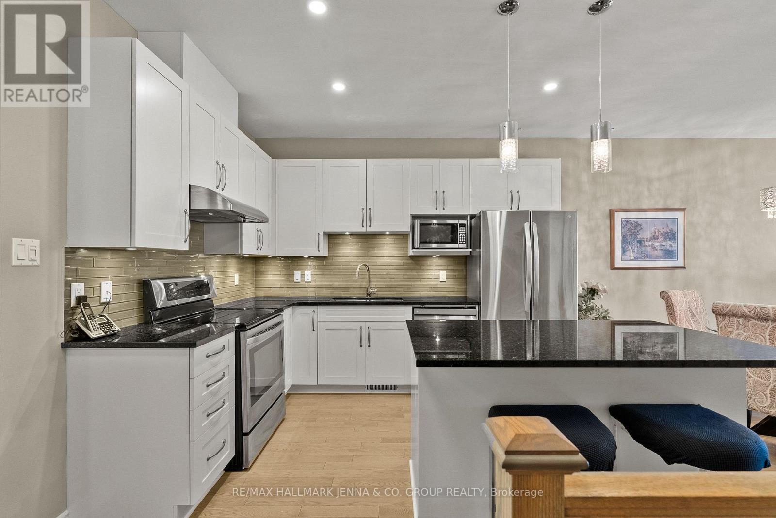 540 Silverbell Crescent, Ottawa, ON - Indoor Photo Showing Kitchen With Upgraded Kitchen