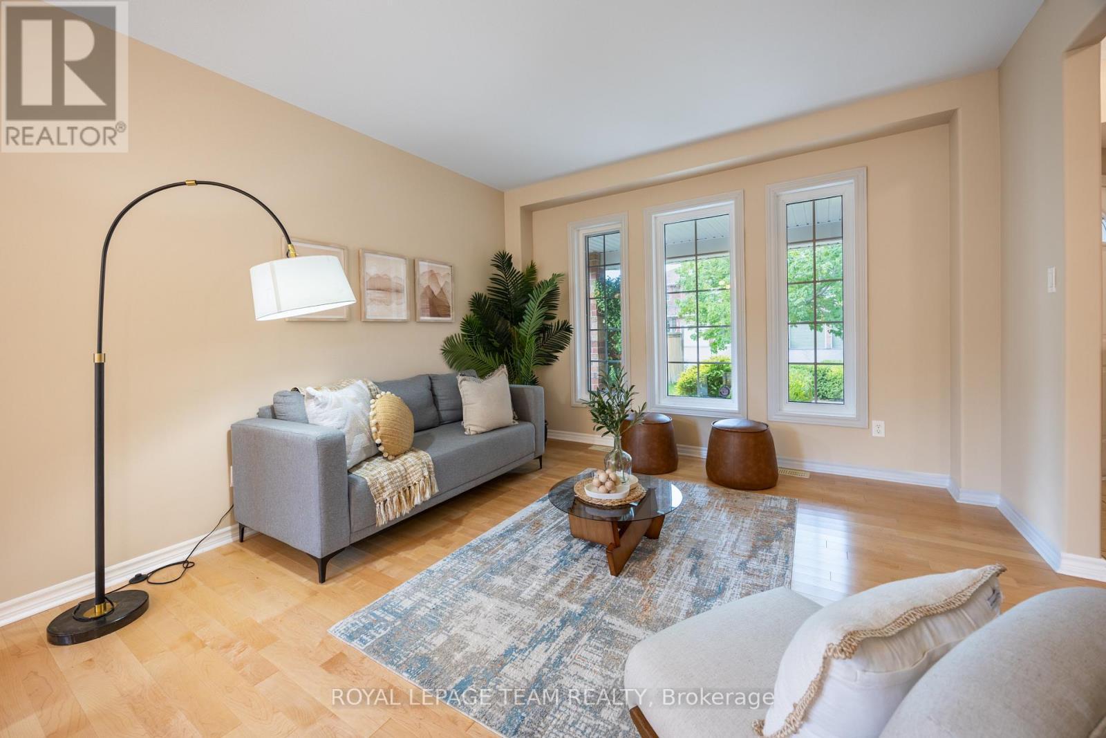 60 Woliston Crescent, Ottawa, ON - Indoor Photo Showing Living Room