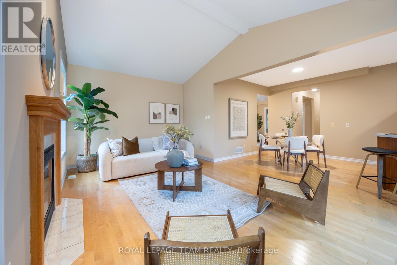 60 Woliston Crescent, Ottawa, ON - Indoor Photo Showing Living Room