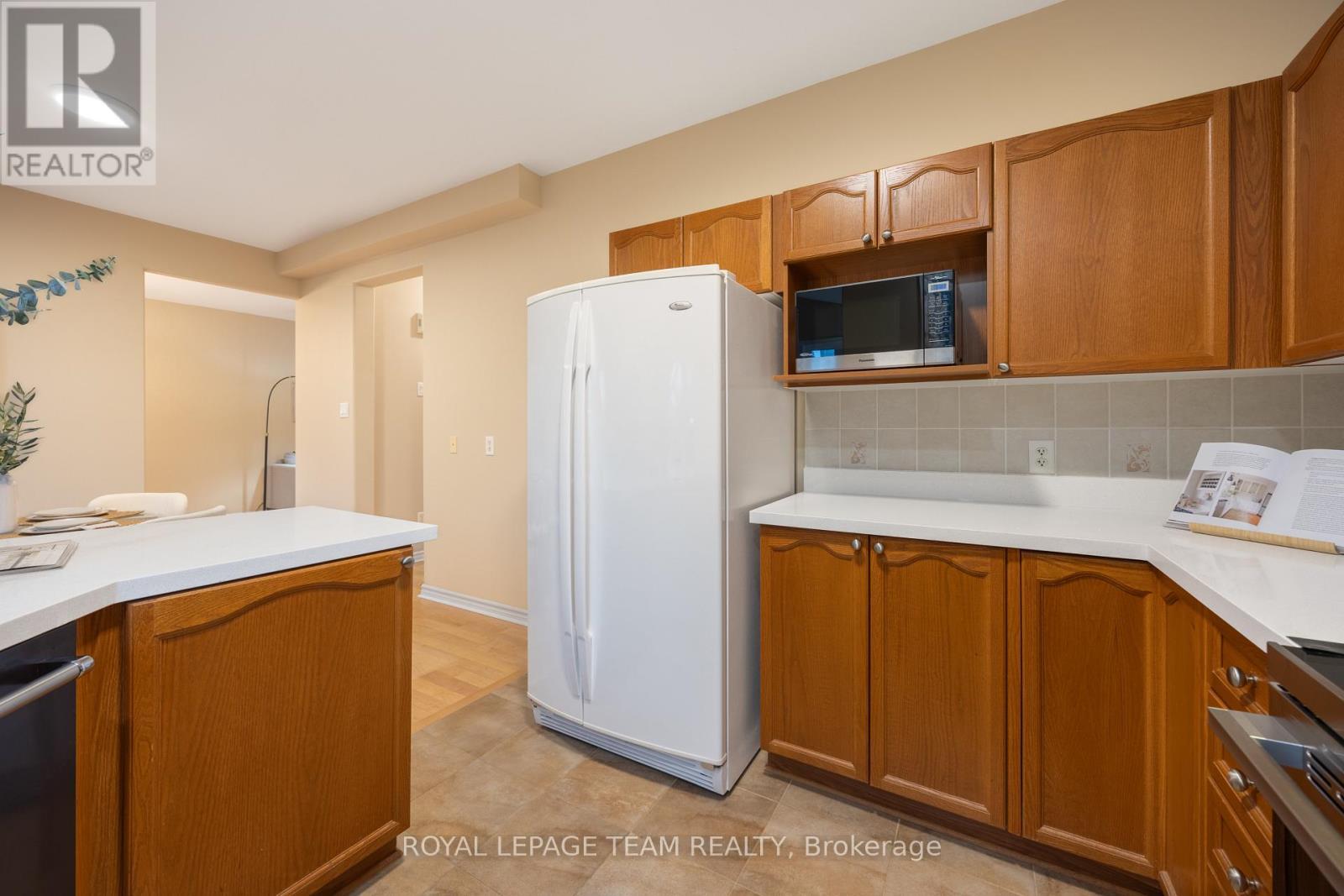 60 Woliston Crescent, Ottawa, ON - Indoor Photo Showing Kitchen