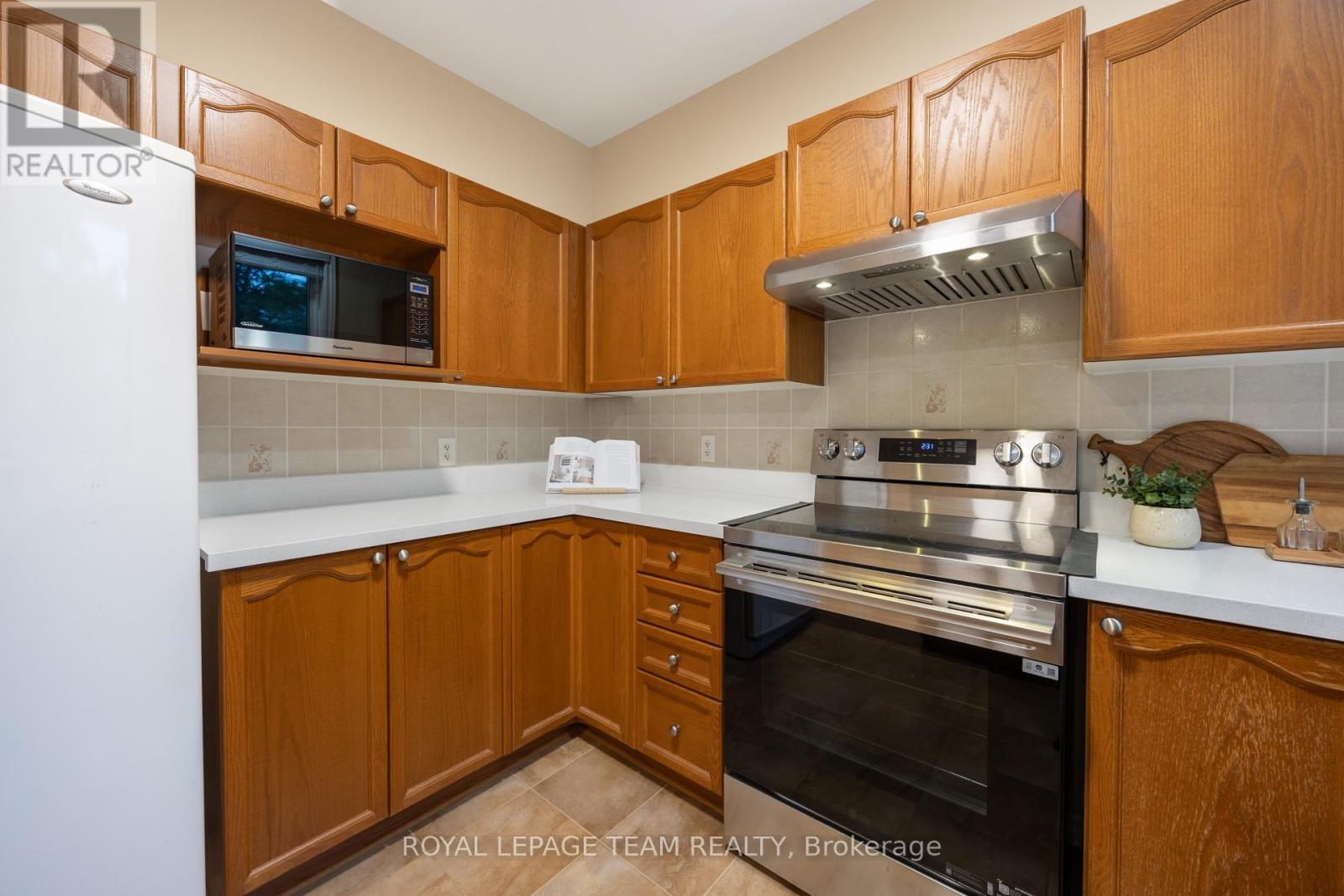 60 Woliston Crescent, Ottawa, ON - Indoor Photo Showing Kitchen