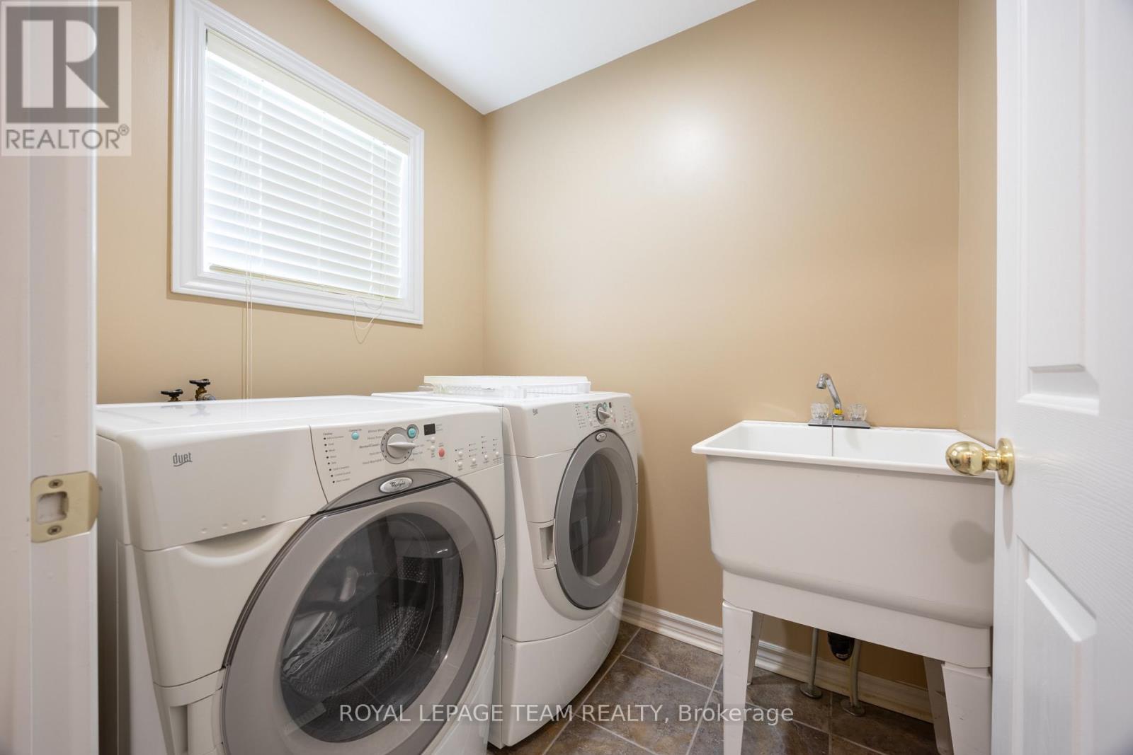 60 Woliston Crescent, Ottawa, ON - Indoor Photo Showing Laundry Room