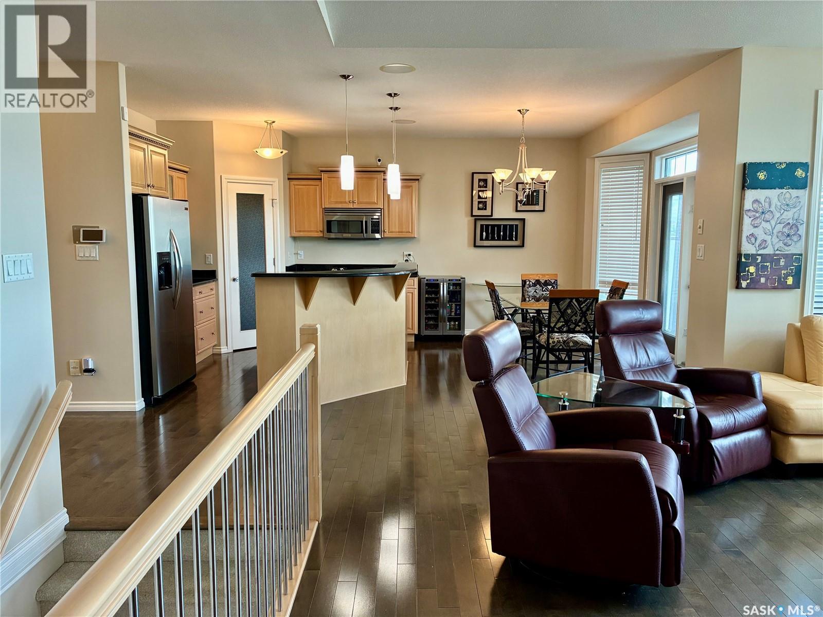 10170 Wascana Estates, Regina, SK - Indoor Photo Showing Living Room
