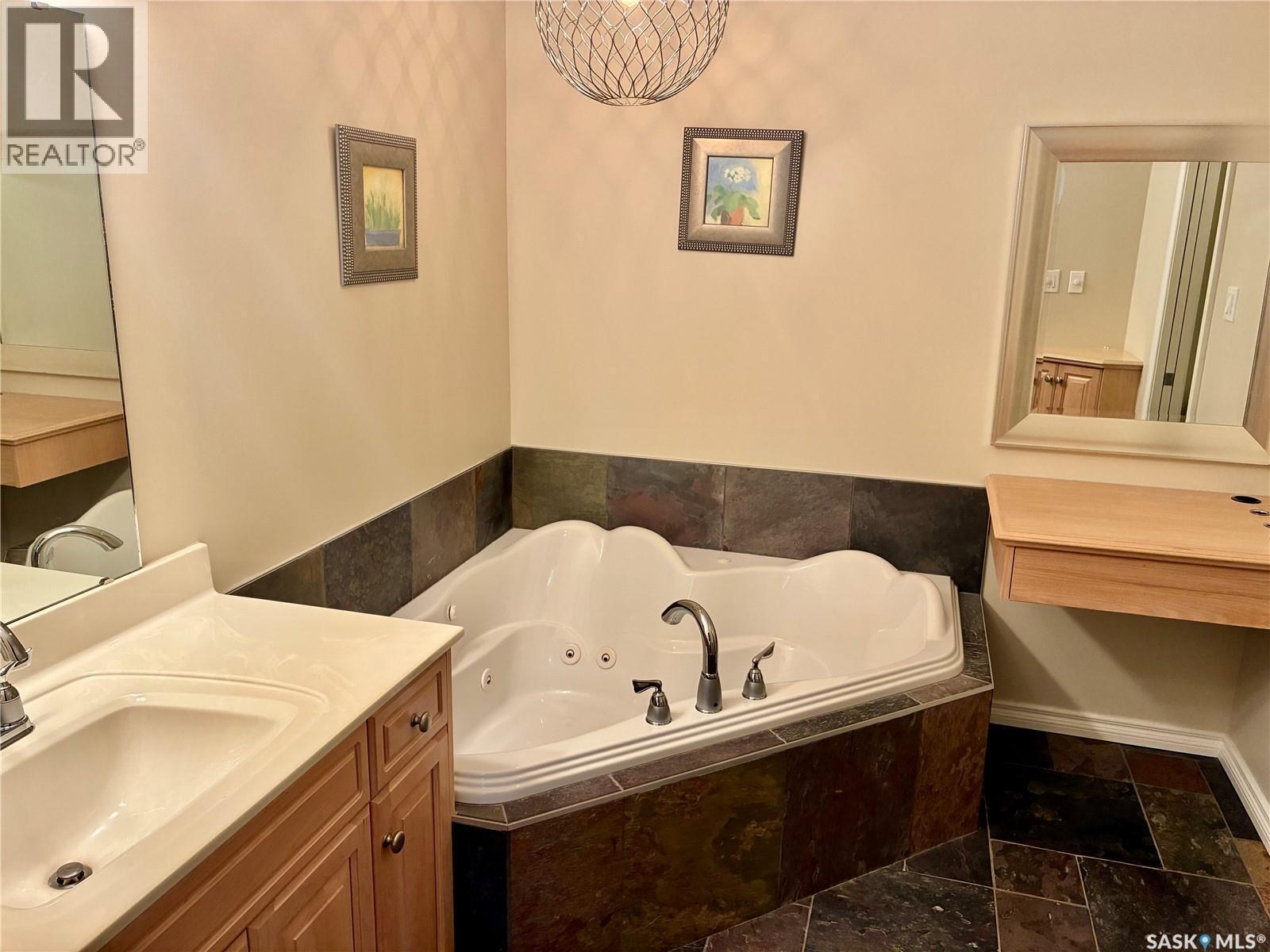 10170 Wascana Estates, Regina, SK - Indoor Photo Showing Bathroom