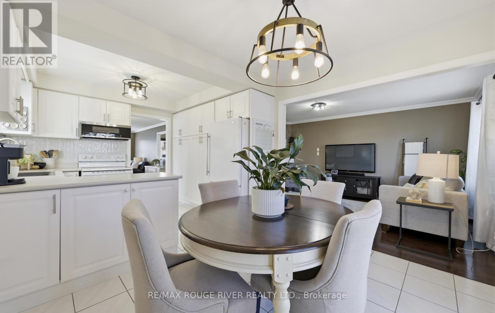 32 Patrick Drive, Whitby, ON - Indoor Photo Showing Dining Room