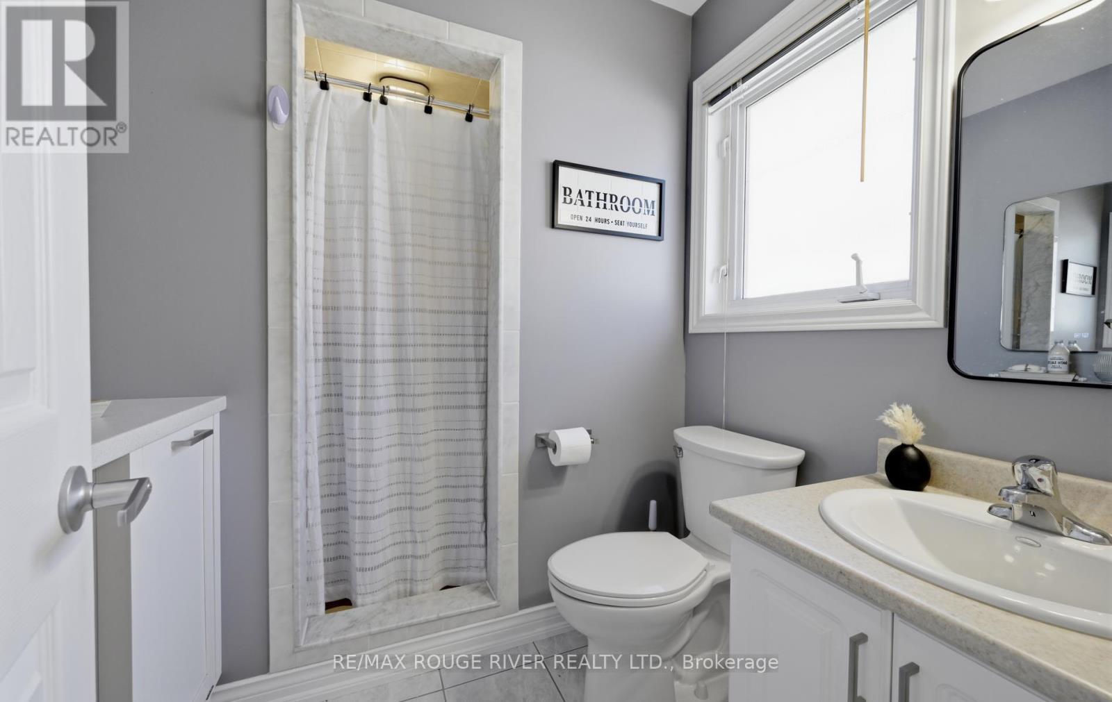 32 Patrick Drive, Whitby, ON - Indoor Photo Showing Bathroom