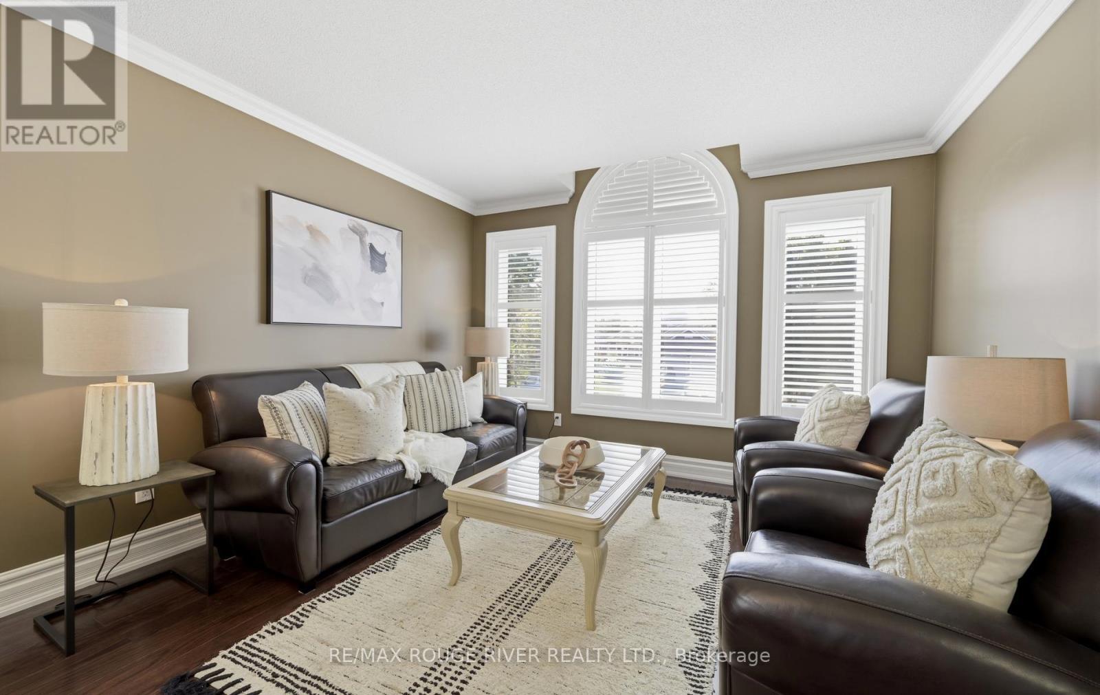 32 Patrick Drive, Whitby, ON - Indoor Photo Showing Living Room