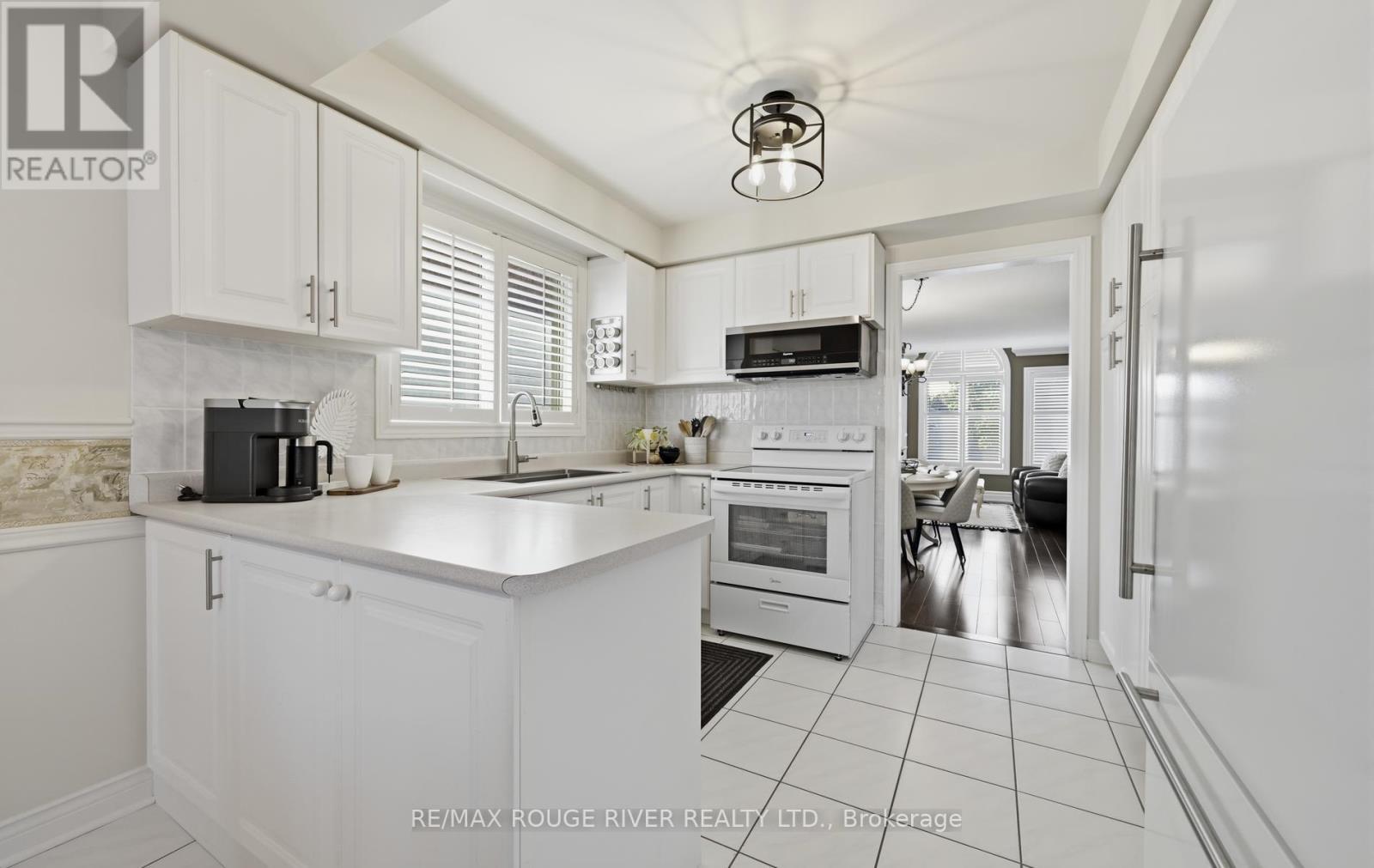 32 Patrick Drive, Whitby, ON - Indoor Photo Showing Kitchen