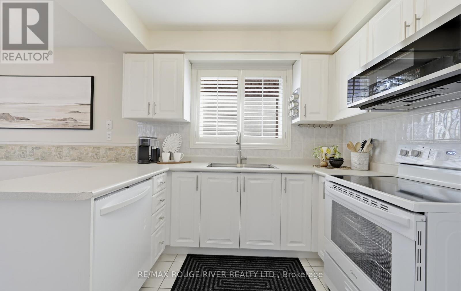 32 Patrick Drive, Whitby, ON - Indoor Photo Showing Kitchen With Double Sink