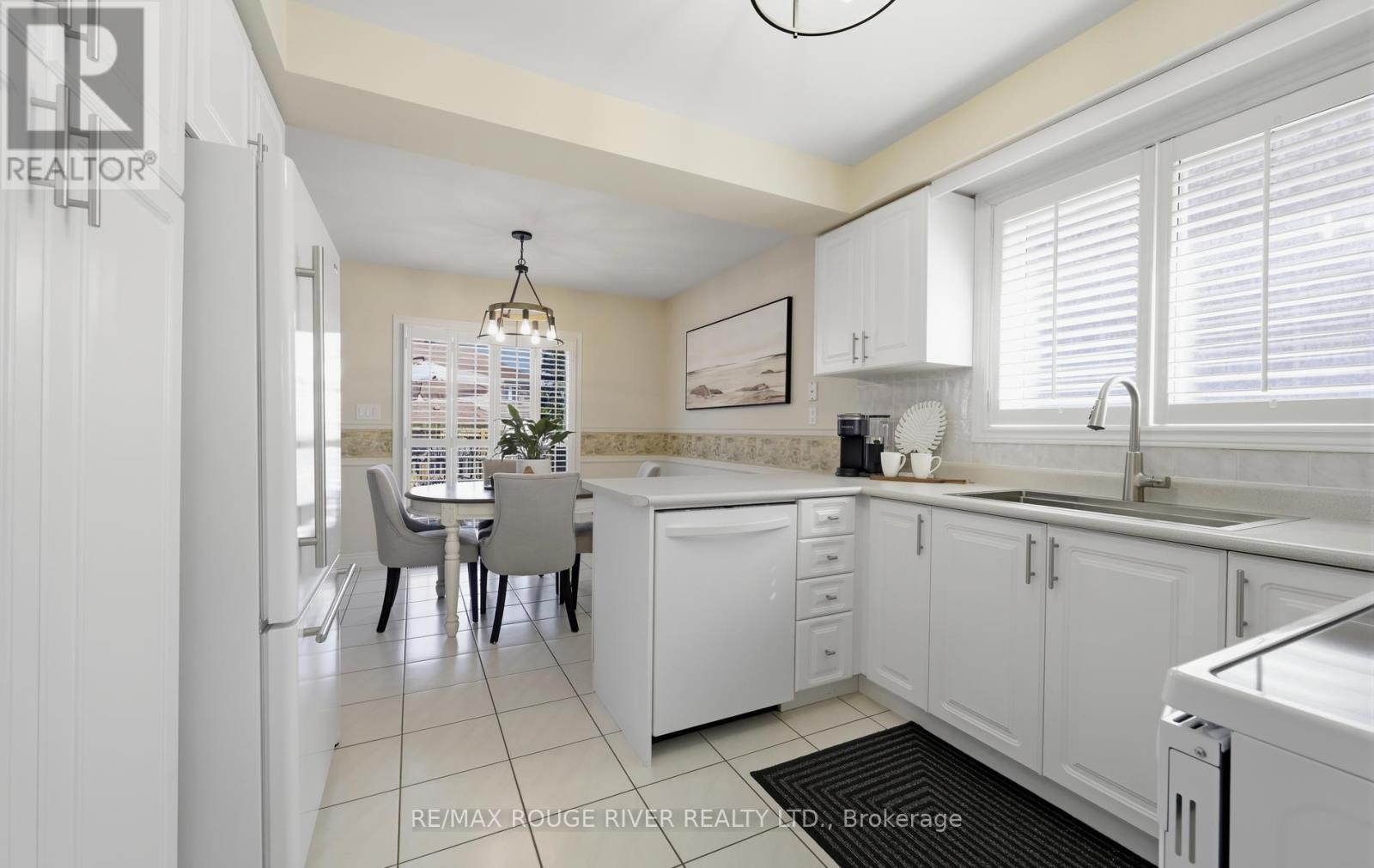 32 Patrick Drive, Whitby, ON - Indoor Photo Showing Kitchen