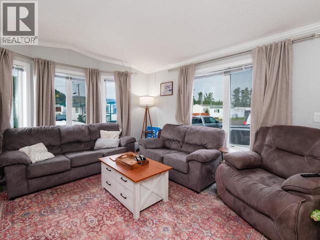41-4 Prospector Road, Whitehorse, YT - Indoor Photo Showing Living Room