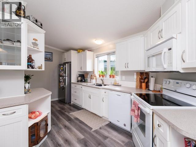 41-4 Prospector Road, Whitehorse, YT - Indoor Photo Showing Kitchen With Double Sink