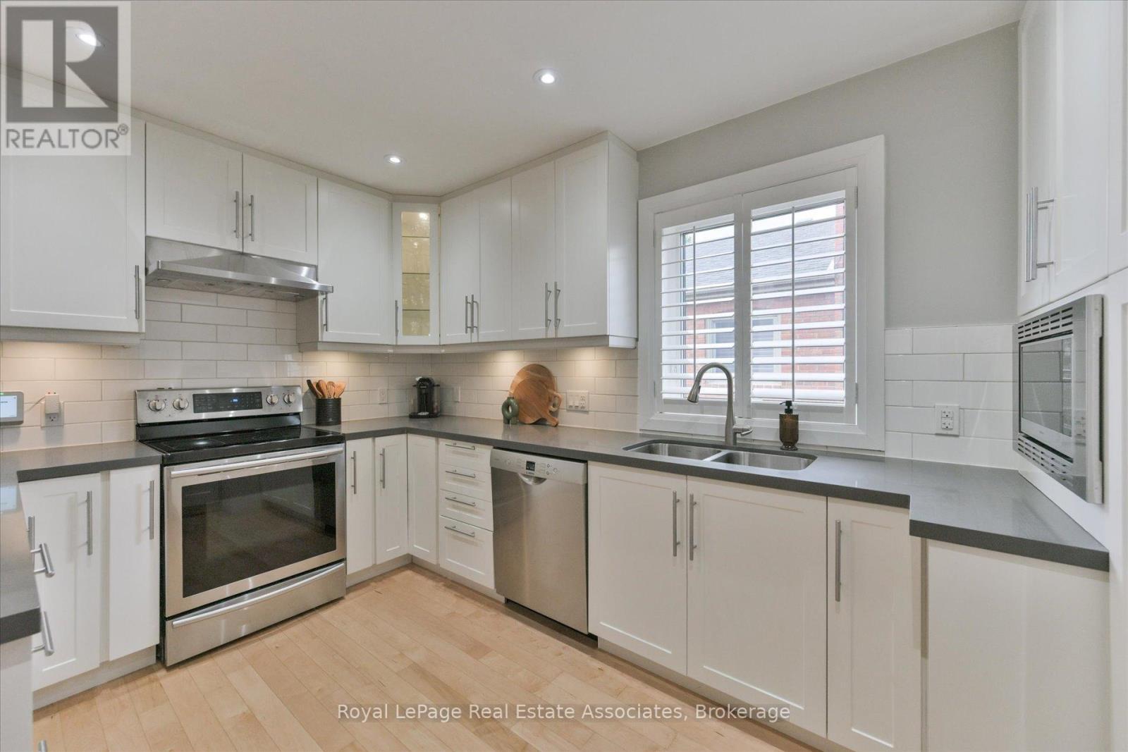 41 Ashbourne Drive, Toronto, ON - Indoor Photo Showing Kitchen With Stainless Steel Kitchen With Double Sink With Upgraded Kitchen