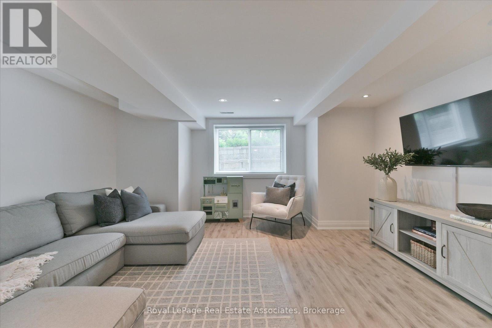 41 Ashbourne Drive, Toronto, ON - Indoor Photo Showing Living Room