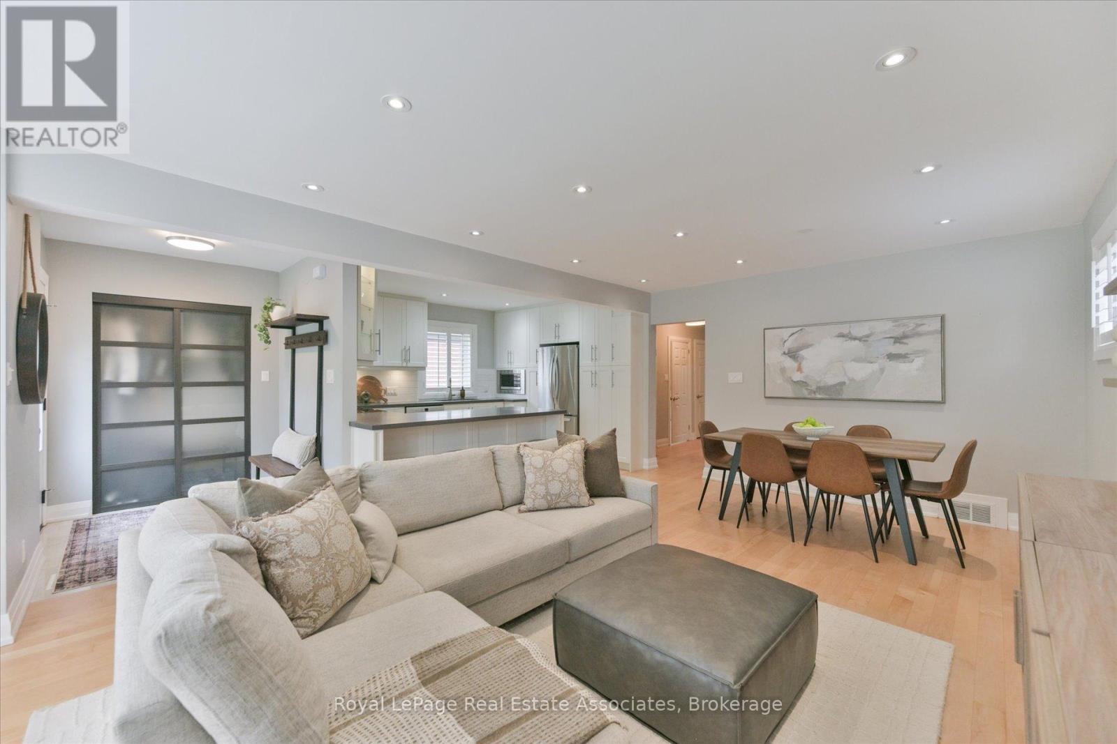 41 Ashbourne Drive, Toronto, ON - Indoor Photo Showing Living Room