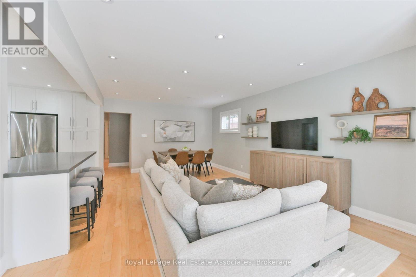 41 Ashbourne Drive, Toronto, ON - Indoor Photo Showing Living Room